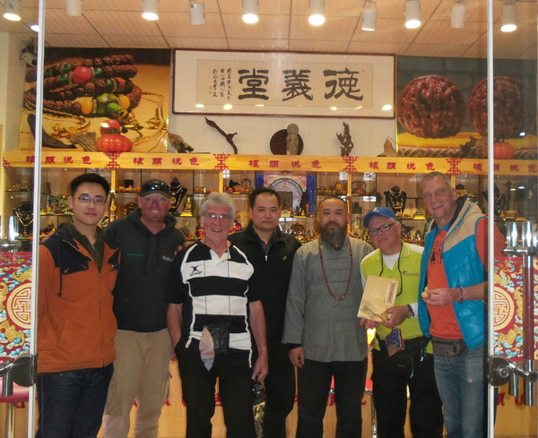 英國采訪團來濰坊與張老師學(xué)習(xí)核雕