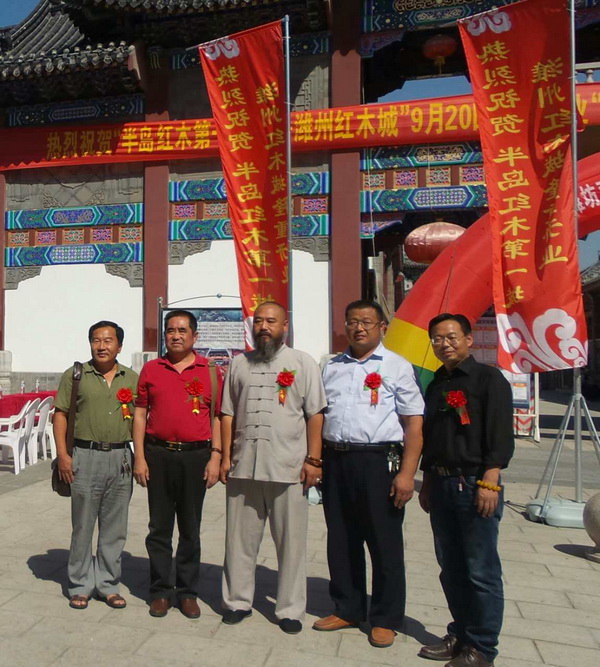 濰坊奇石協(xié)會會長與副會長，秘書長，理事合影留念
