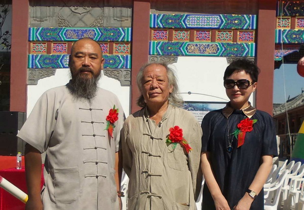 左核雕大師核雕界領軍人物張溫和老師，右指畫大師李冰奇老師0