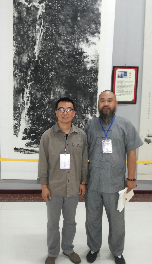 左濰坊市青年美術家協(xié)會新會長孫國強老師，右核雕界領軍人物，核...