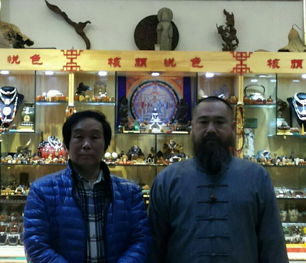 左新西來華人藝術(shù)家協(xié)會會長陳志青老師右核雕大師核雕界領(lǐng)軍人物...